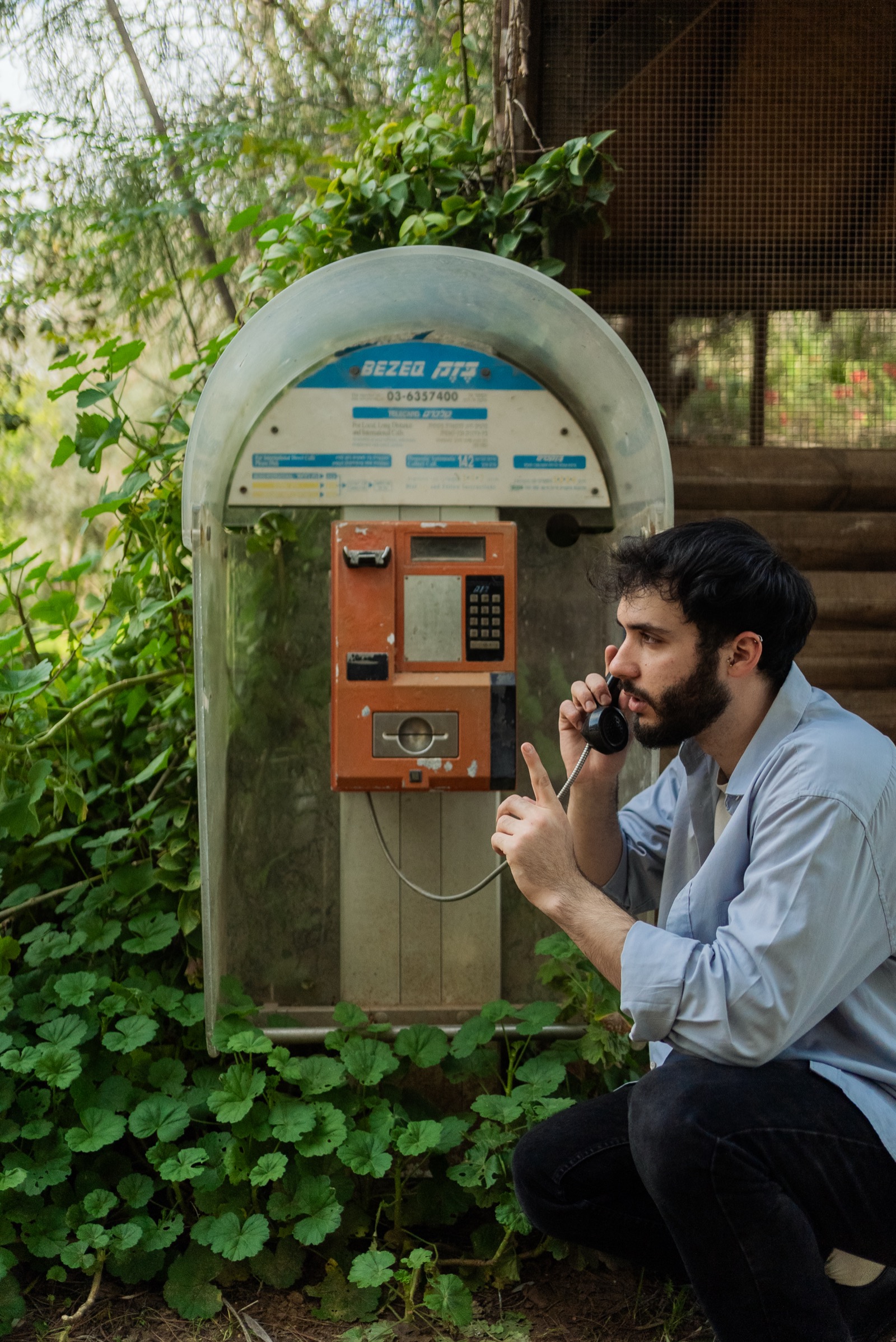 יותם אולמר בטלפון ציבורי, צילום פורטרט